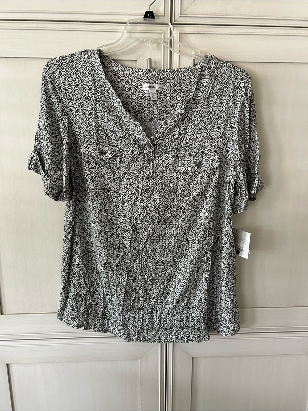 croft & barrow Black and White Geometric V-Neck Blouse